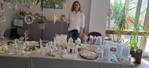Marktstand mit Deko aus Beton